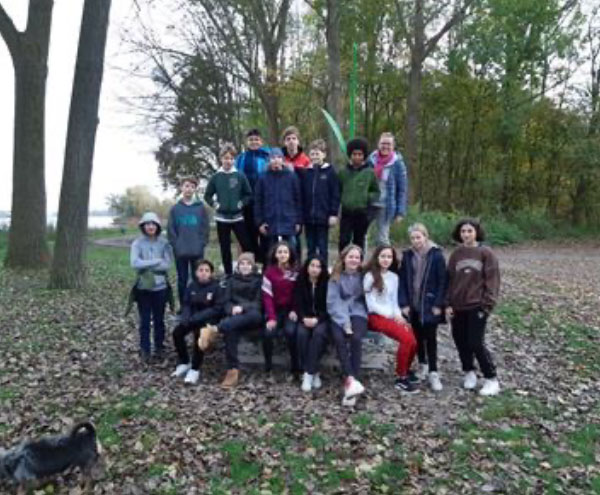 Die Klasse 7a traf sich am 18.11. gemütlich an der Kirche. Von da aus ging eine abenteuerliche Reise mit Bus, Zug, wieder Bus, Watertaxi und dann noch ein gutes Stück zu Fuß los - Richtung Stayokay Dordrecht. Dort fand ein abwechslungsreiches Programm mit Spielen, Gesprächen, Essen und Freizeit statt. Unser Abendprogramm bleibt unser herzliches Geheimnis.
