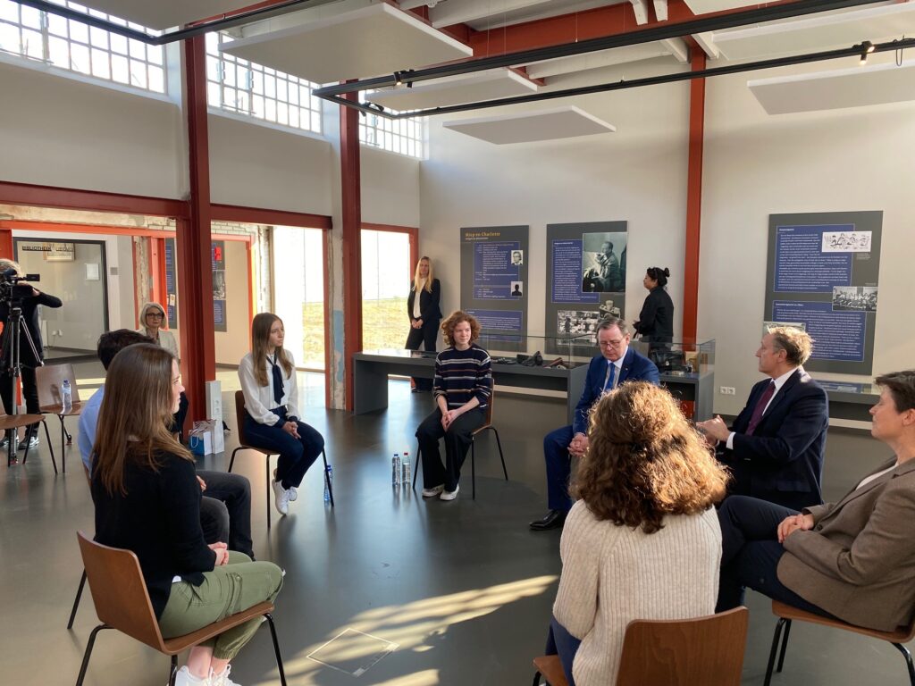 Im Gespräch mit dem Bundesrats-präsident Bodo Ramelow im National Monument Oranjehotel