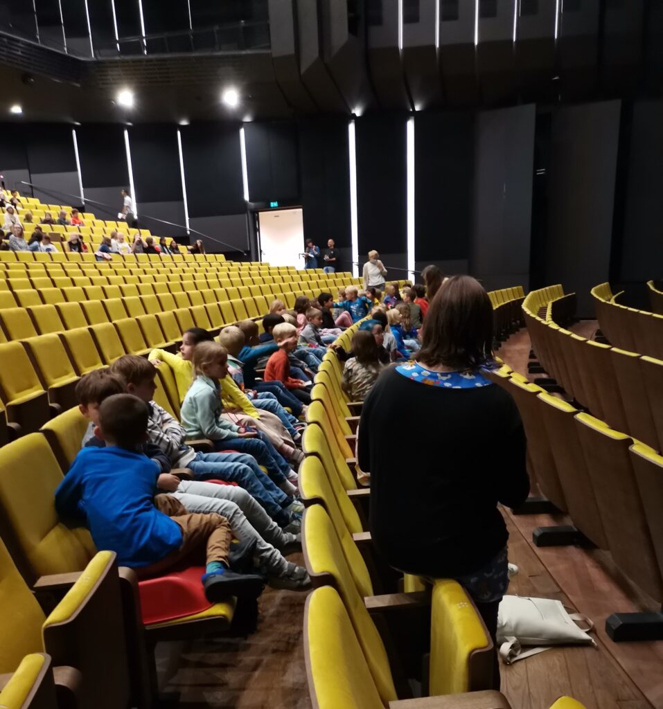 Theater Besuch im Amare von Klasse 1a, 1b und 2a