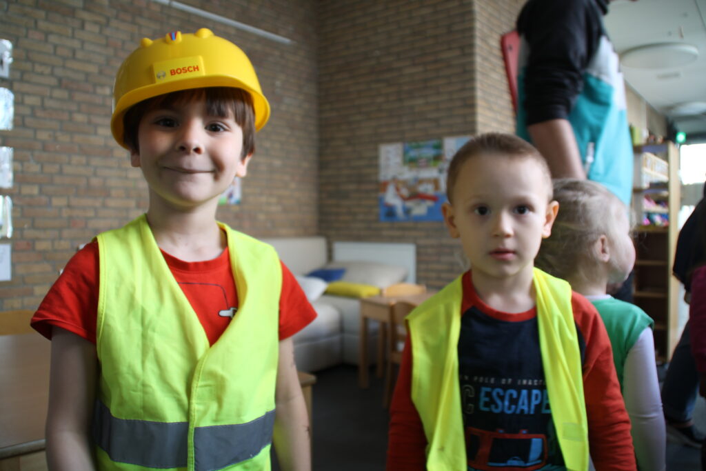 Inspektion der Bauarbeiten durch die Kindergarten Kinder