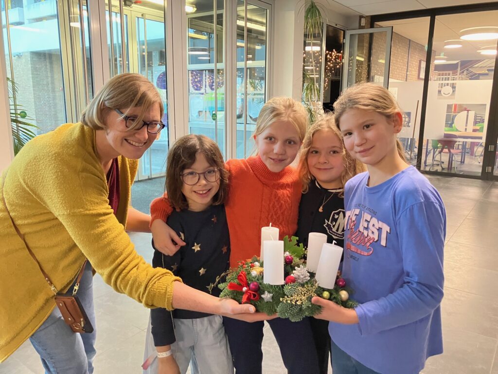 Kreatives Adventskranz-Dekorieren in der DISDH