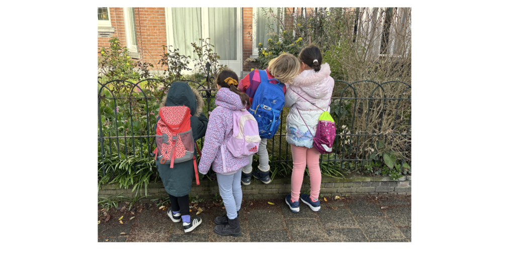 The grades 1 and 2 were out in the Statenkwartier, looking for early-blooming flowers and other signs of spring.